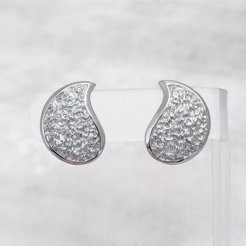 Vintage Clip On Earrings Silver Tone Textured Curved Teardrop Shape 1"